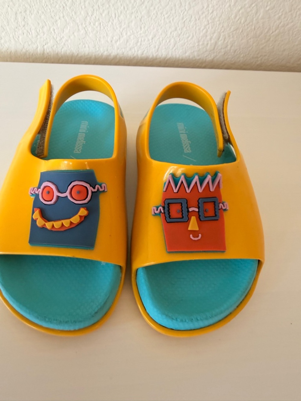 Mini Melissa Unisex Yellow Sandals with Blue Insole and robot characters. - Picture 4 of 4